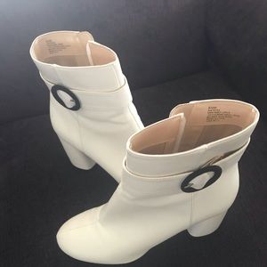 White zip up healed stylish Nine West boots
